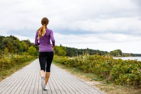 فوائد المشي السريع للجسم وأفضل وقت للمشي السريع